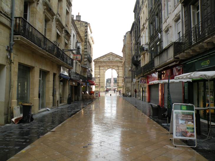  La rue Sainte-Catherine aux abords de la place de la Victoire